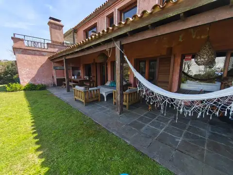 Casa en Alquiler Temporal con 2 cocheras