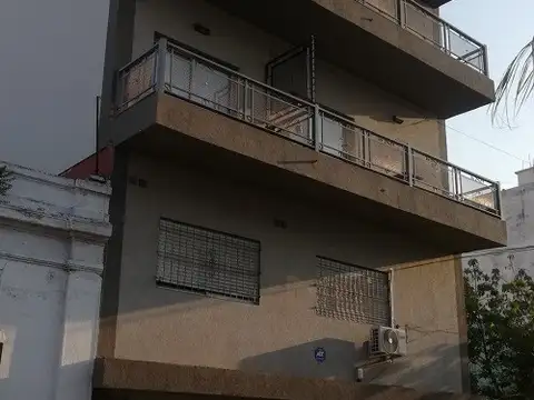 MONOAMBIENTE DIVIDIDO EN PRIMER PISO AL FRENTE.