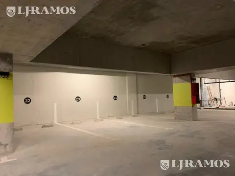 Oficina en Alquiler con 6 cocheras