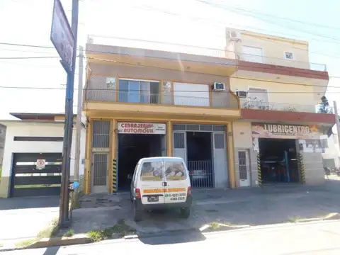 departamento 4 ambientes, frente a Avda. Peron. Sin expensas