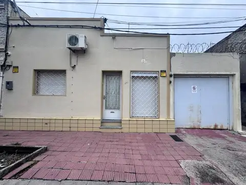 Casa con 2 dormitorios y garage.