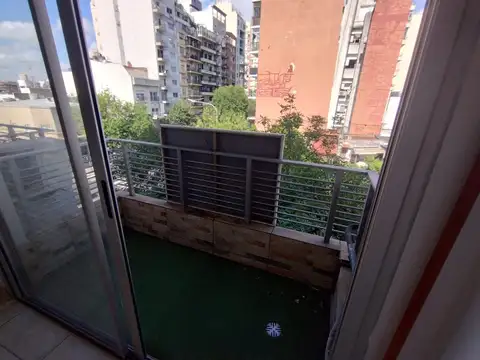 Monoambiente al frente con balcón