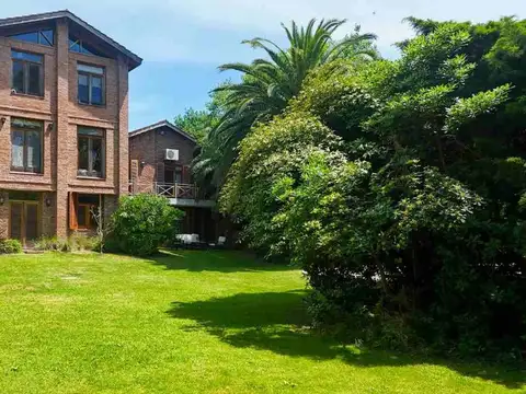 CASA 6 AMBIENTES PILETA/COCHERA BERAZATEGUI