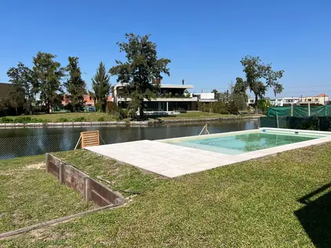 Casa en venta a estrenar a la laguna con pileta en Laguna Grande, Villanueva
