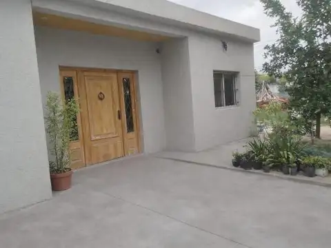 Casa 4 ambientes con 2 baños