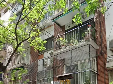 Uriburu al 1000 y Av. Santa Fe, Recoleta. Piso 1. Lateral. Monoambiente de 30 m2. Restaurado. Cocina independiente con comedor diario. Conexión lavarropas. Baño completo. Aire split. Bajas expensas