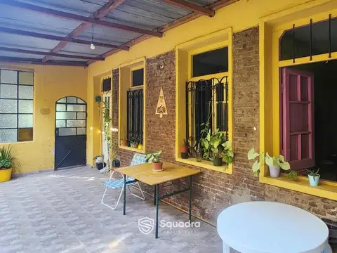 VENTA | PERMUTA - Casa 2 dormitorios con cochera y local comercial al frente - Alberdi, Rosario.