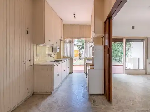 Venta. Casa de 3 amb en planta baja con jardín y cochera cub
