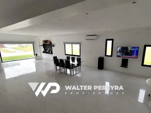 Casa en Venta con 2 cocheras