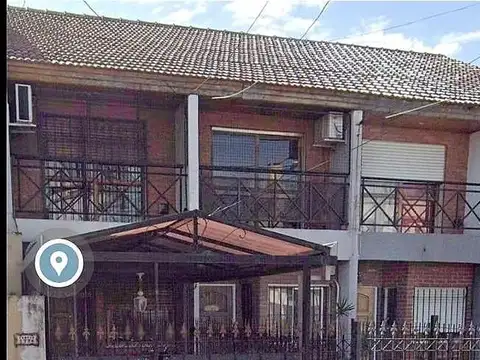 DUPLEX 3 AMB. CON COCHERA, FONDO  , PARRILLA Y LAV ,BAÑO, EXCELENTE   