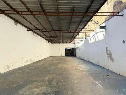 Galpón con local al frente en venta