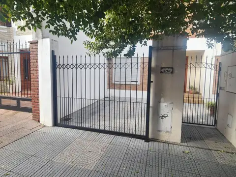 Departamento tipo casa 2 ambientes en edificio chico