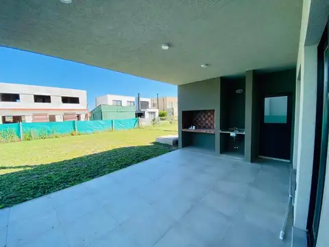 Casa en Alquiler con 3 cocheras