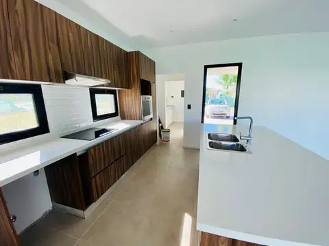 Casa en Alquiler en Villa Rosa, USD 2.100
