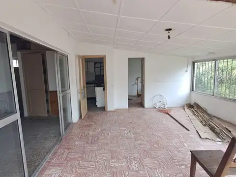 VENDE: Casa con local comercial Pilar centro.-