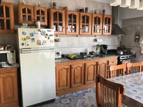 HERMOSA CASA DE 4 DORMITORIOS CON FONDO LIBRE Y PISCINA