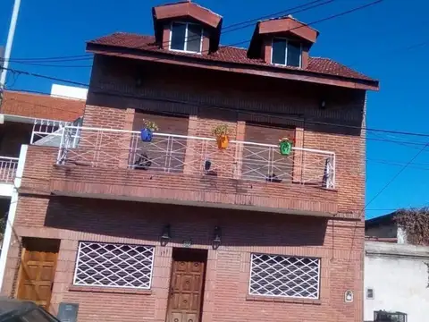 HERMOSA CASA DE 4 DORMITORIOS CON FONDO LIBRE Y PISCINA