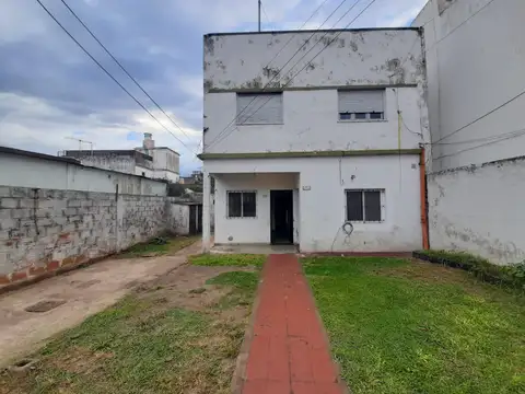 PH en planta baja con jardin, entrada de auto y ambientes amplios, en Jose León Suarez