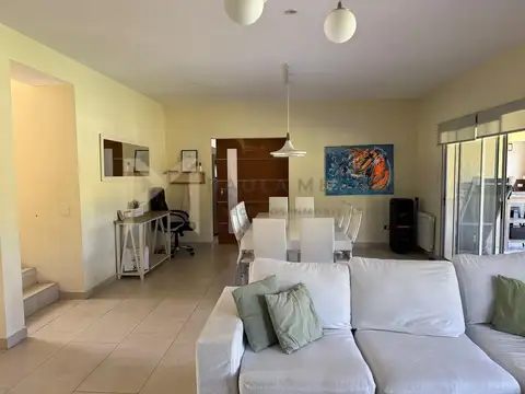 Casa en Alquiler con 1 cochera