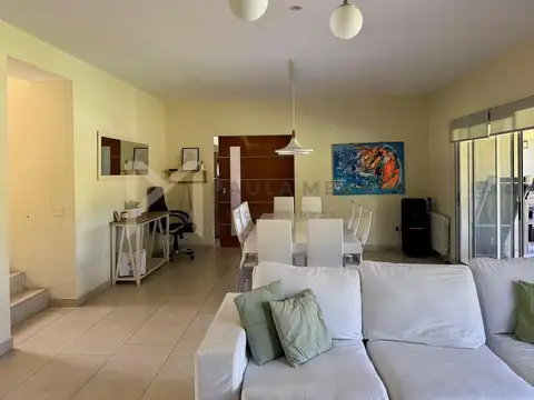 Casa en Alquiler con 1 cochera