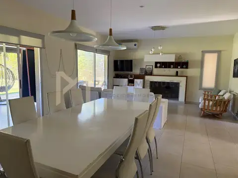 Casa 5 ambientes con 3 baños