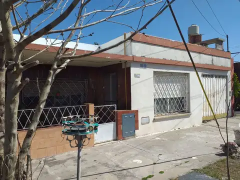 DOS CASAS EN UN LOTE - ISIDRO CASANOVA