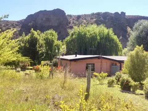 Pintoresca casa de cinco ambientes con 36 m de costa al Río Limay.