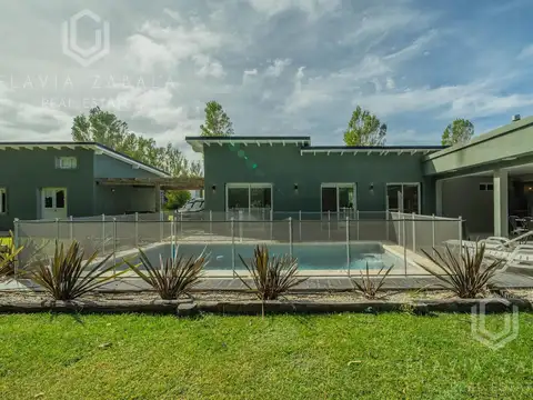 Venta casa cinco ambientes. pileta. Golf II Costa Esmeralda