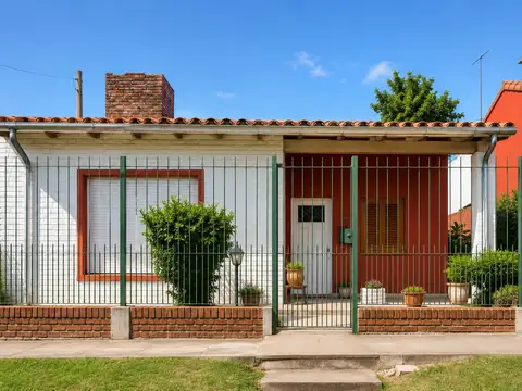 Casa en esquina con jardín y entrada para auto en Bella Vista | Excelente ubicac