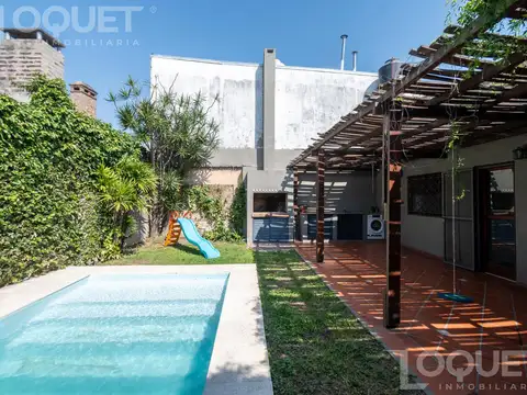 Casa de 3 dormitorios, patio con pileta y cochera para 2 autos