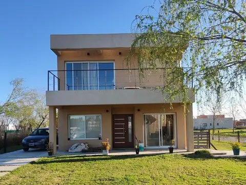 Casa 4 ambientes con 2 baños