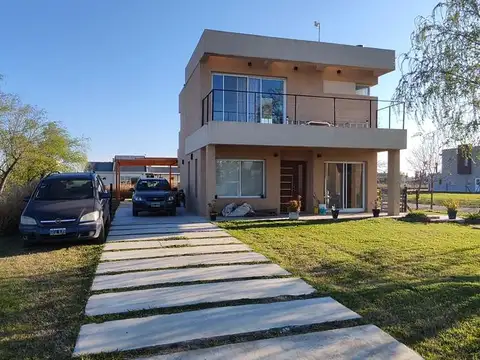 Casa en Venta con 4 cocheras