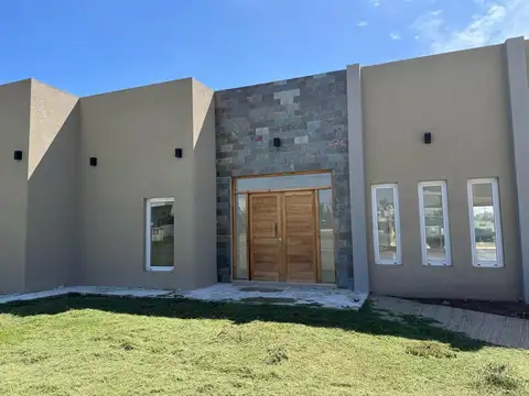 Casa 5 Ambientes con pileta. Acepta financiación