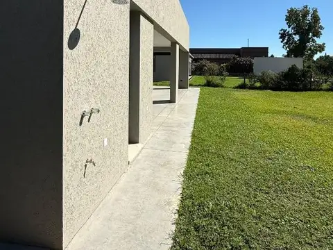 Casa 4 ambientes con 2 baños