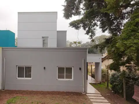 Casa en Alquiler con 2 cocheras