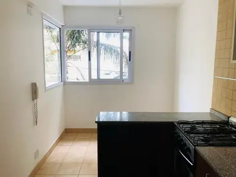 EXCELENTE DEPARTAMENTO DE 3 AMBIENTES CON COCHERA 