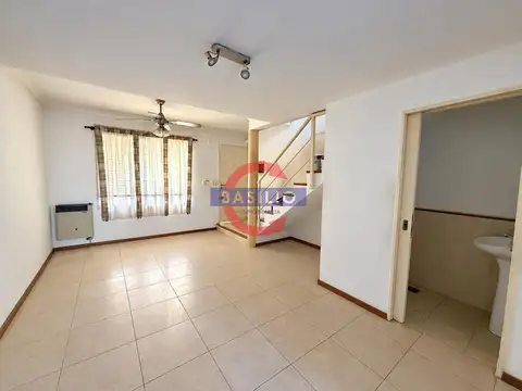 DÚPLEX EN VENTA 4 AMBIENTES EN CARAPACHAY CON JARDIN Y COCHERA