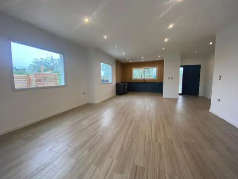 Casa en Venta con 3 cocheras