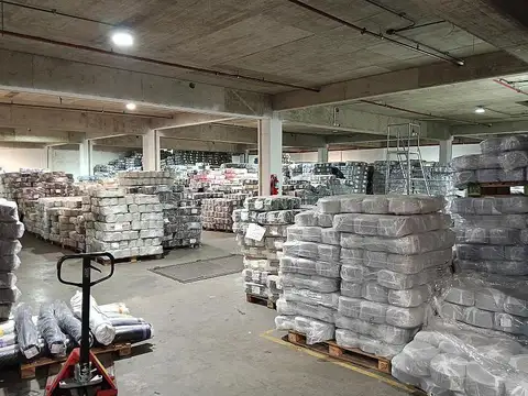 Depósito textil 6.000 m2 en Caballito 3 plantas Esquina 5 accesos 3 montacagas Oficinas y servicios