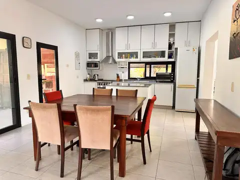 Casa 6 ambientes con 3 baños