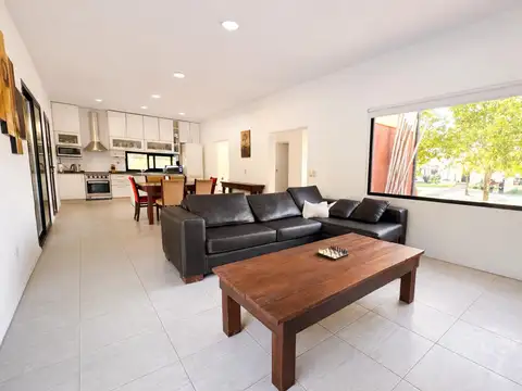 Casa en Venta con 4 cocheras