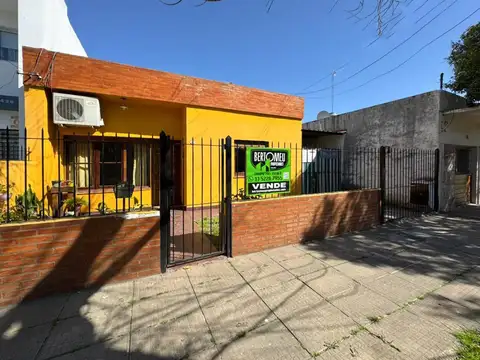 CASA 3 AMBIENTES Y DEPARTAMENTO - MERLO CENTRO