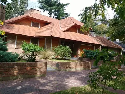 EN UNA EXCELENTE UBICACIÓN GRAN CHALET DE 384 M2 EDIFICADOS EN DOS PLANTAS SOBRE TERRENO DE 20,50 MTS DE FRENTE POR 56,08 MTS DE FONDO = 1.155 M2.-
