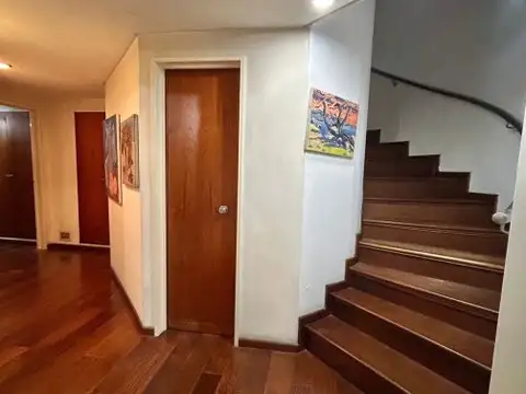 EN UNA EXCELENTE UBICACIÓN GRAN CHALET DE 384 M2 EDIFICADOS EN DOS PLANTAS SOBRE TERRENO DE 20,50 MTS DE FRENTE POR 56,08 MTS DE FONDO = 1.155 M2.-