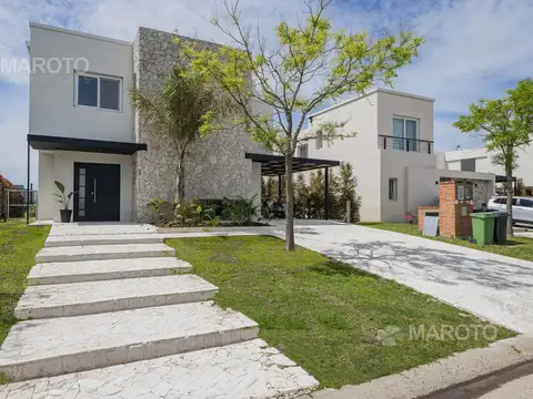 CASA EN VENTA EN  BARRIO PUERTOS DEL LAGO - ARAUCARIAS AL AGUA
