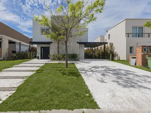 CASA EN VENTA EN  BARRIO PUERTOS DEL LAGO - ARAUCARIAS AL AGUA