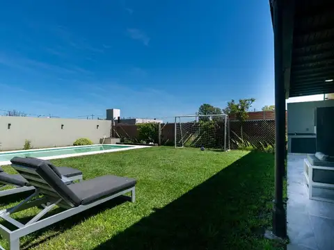 CASA EN VENTA CITY BELL 3 DORMITORIO PARQUE PILETA