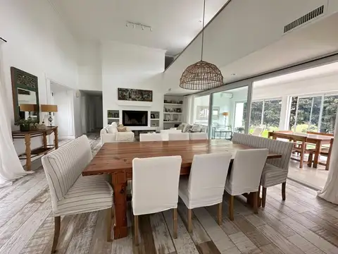 Casa en Alquiler Temporal con 2 cocheras