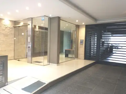 Excelente departamento 4 ambientes en edificio nuevo, cochera. -Impecable. Almagro.