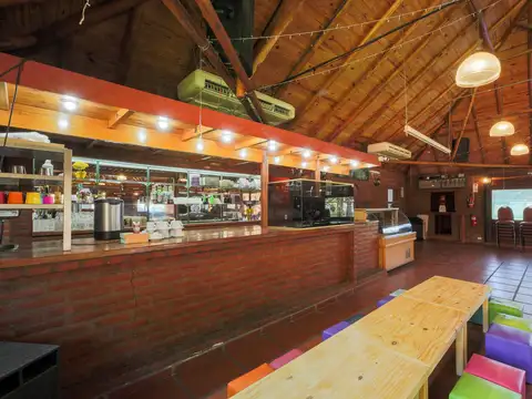 Predio de 1.962 m² con salón de eventos habilitado, quincho, taller y amplios espacios verdes
